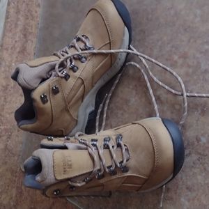 NEW BALANCE WALKING SHOES SIZE 7.5.  EXCELLENT CONDITION.